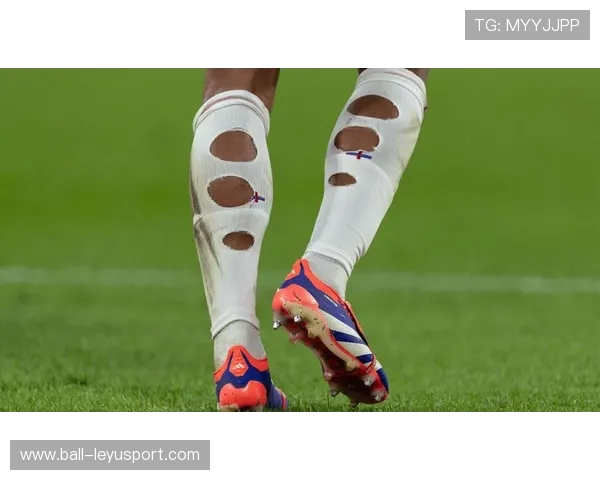 足球明星同款袜子热销 揭秘球场外时尚潮流新风向